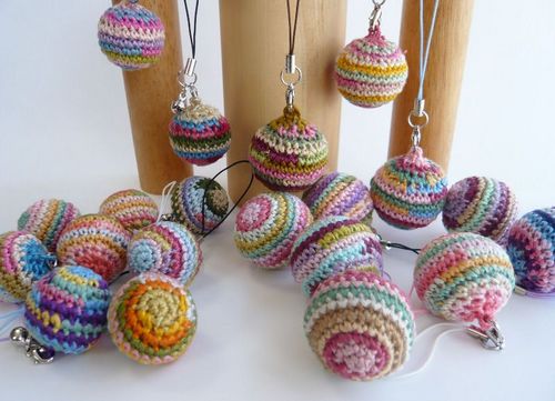 刺繍糸で編んだ編み玉ストラップ